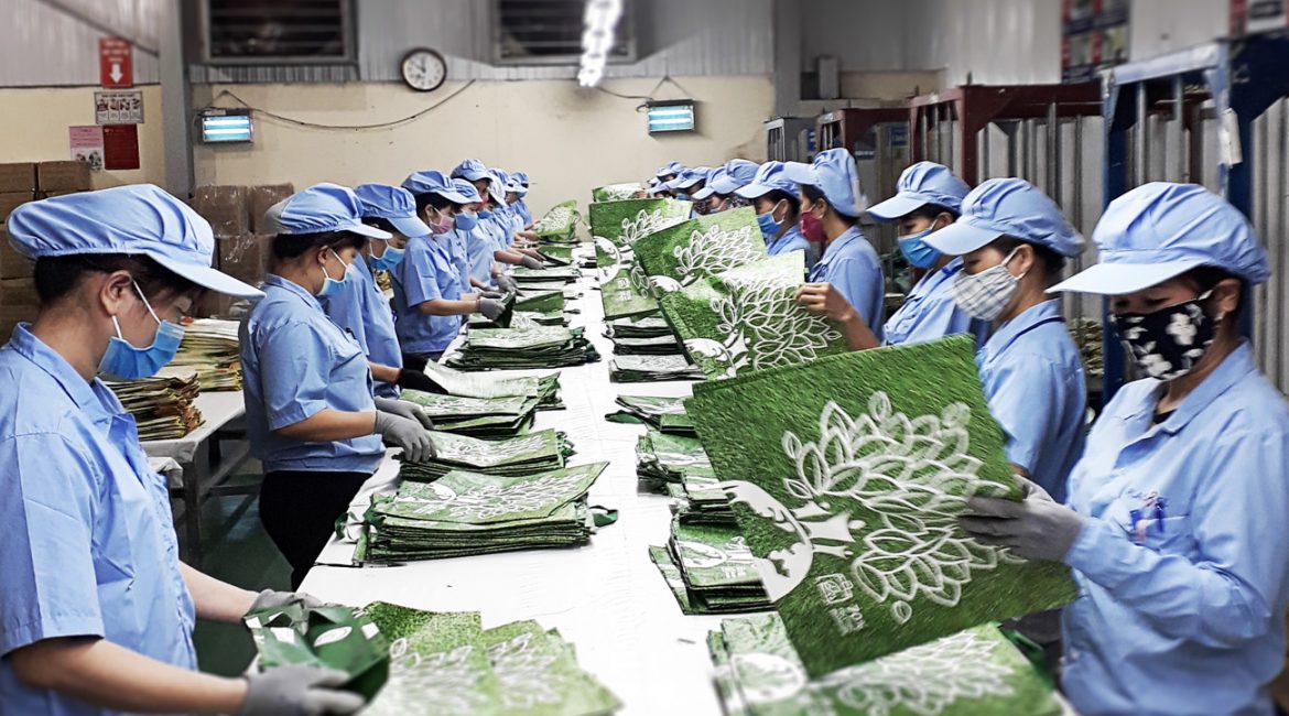 Trabajadores de Plasbel en asia revisando productos.
