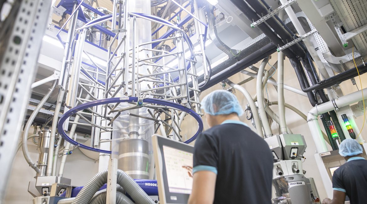 Dos trabajadores trabajando en la planta de extrusion