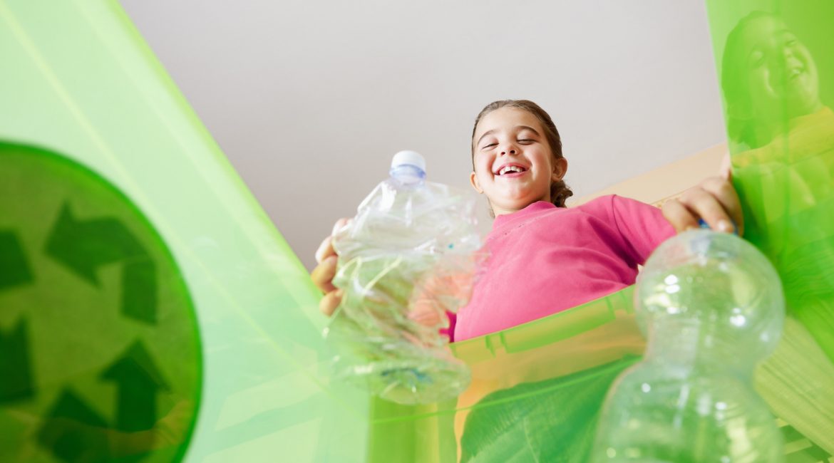 una niña reciclado botella plástico