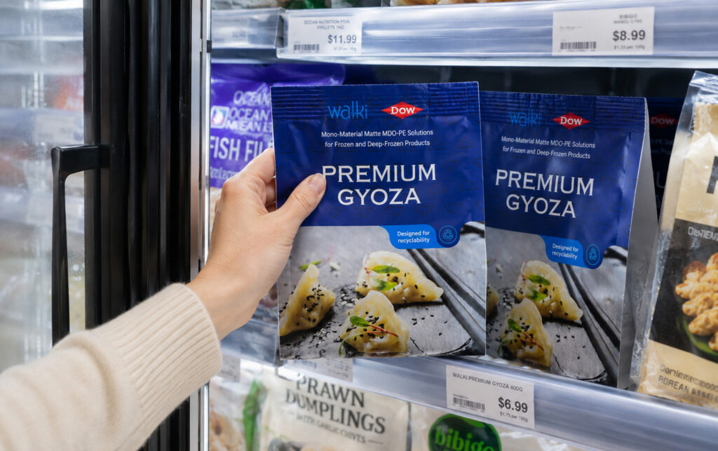 Los films MDO suelen ofrecer una superficie muy brillante, algo que muchas marcas consideran incompatible con su identidad visual. Para productos de gama alta, el acabado mate suele ser la opción preferida, ya que transmite calidad y proporciona una presencia destacada en el punto de venta, reforzando los atributos que las marcas desean comunicar al consumidor. Este desarrollo también responde a cambios más amplios en el comportamiento de los consumidores y en la forma en que se presentan los productos en el retail. Los alimentos congelados y los platos preparados se posicionan cada vez más como soluciones de alimentación de alta calidad y valor añadido, más allá de la mera conveniencia. Al mismo tiempo, los supermercados están sustituyendo los tradicionales congeladores abiertos por sistemas con puertas de cristal, donde la visibilidad del packaging desempeña un papel mucho más importante a la hora de captar la atención del consumidor. En este contexto, el diseño del packaging y el acabado superficial se han convertido en elementos clave para el posicionamiento de marca. Un acabado mate premium combinado con una impresión de alta calidad ayuda a comunicar calidad, frescura y diferenciación directamente en el punto de venta. “Existía una necesidad clara de contar con una solución que ofreciera las prestaciones funcionales del MDO-PE, pero con una apariencia mate premium”, explica Ruiz Salazar. Por eso, cuando Maksimovic le llamó para contarle que el equipo de Dow había desarrollado un nuevo acabado mate y preguntarle si Walki estaba interesada en seguir desarrollándolo conjuntamente, Ruiz Salazar no lo dudó. El equipo de Dow en España realizó el viaje hasta la planta de Walki Plasbel en Murcia, donde el material fue probado directamente en las líneas de producción. “Diseñamos la bolsa y realizamos los procesos de impresión, laminación y acabado”, indica Ruiz Salazar. Posteriormente, las muestras se enviaron de nuevo a Dow Tarragona Pack Studios™ para su evaluación y validación.